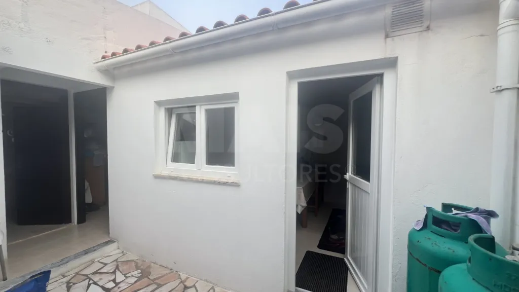 Imóvel com duas fracções: Comércio e Habitação!