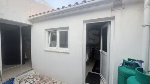Imóvel com duas fracções: Comércio e Habitação!