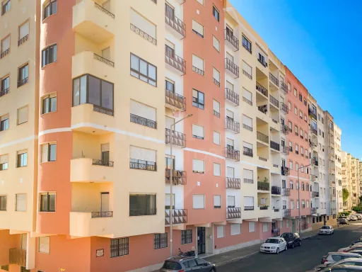 Apartamento T1 com elevador - Monte Abraão