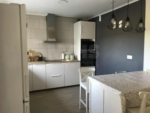 Farm with 4-bedr. house, pool and outbuildings 35 minutes from Lisbon