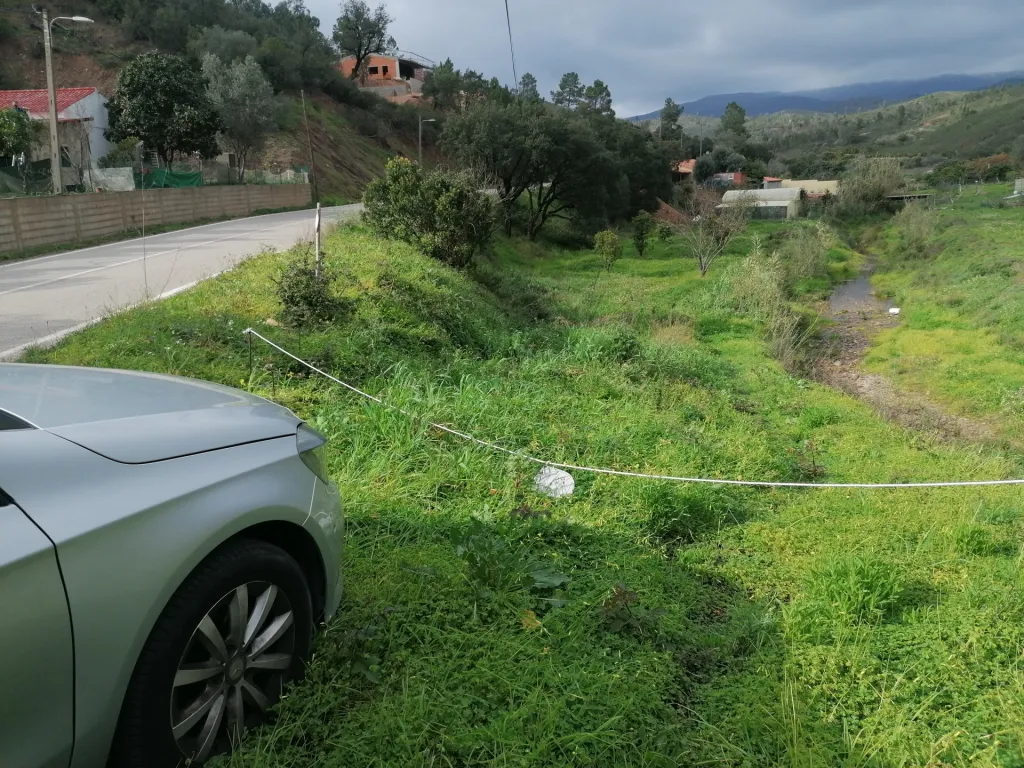 Terreno rústico com horta e serra, medronheiros e sobreiros