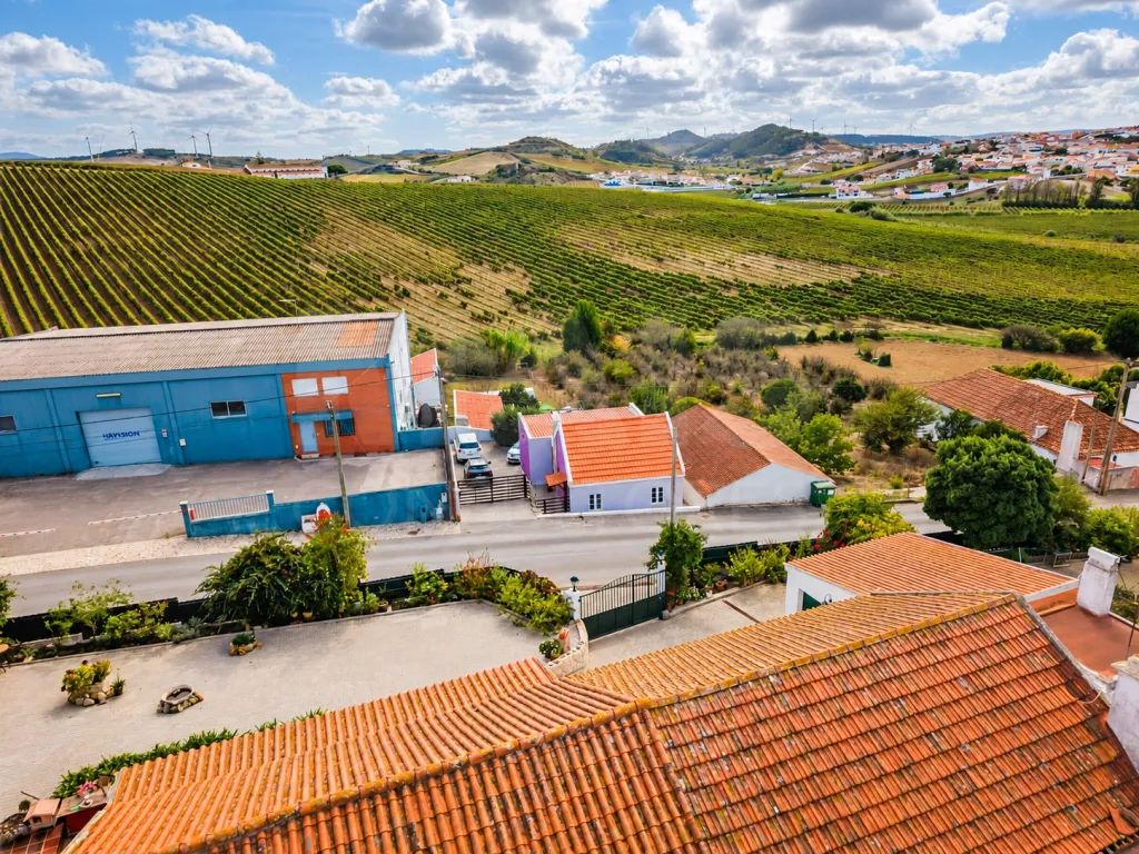 Moradia T2 com anexo T1, piscina e terreno de 1.000 m², em Torres Vedras