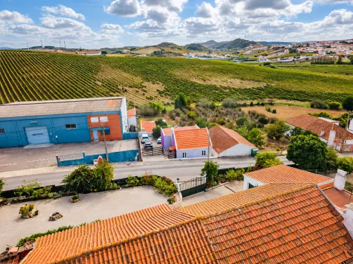 Moradia T2 com anexo T1, piscina e terreno de 1.000 m², em Torres Vedras