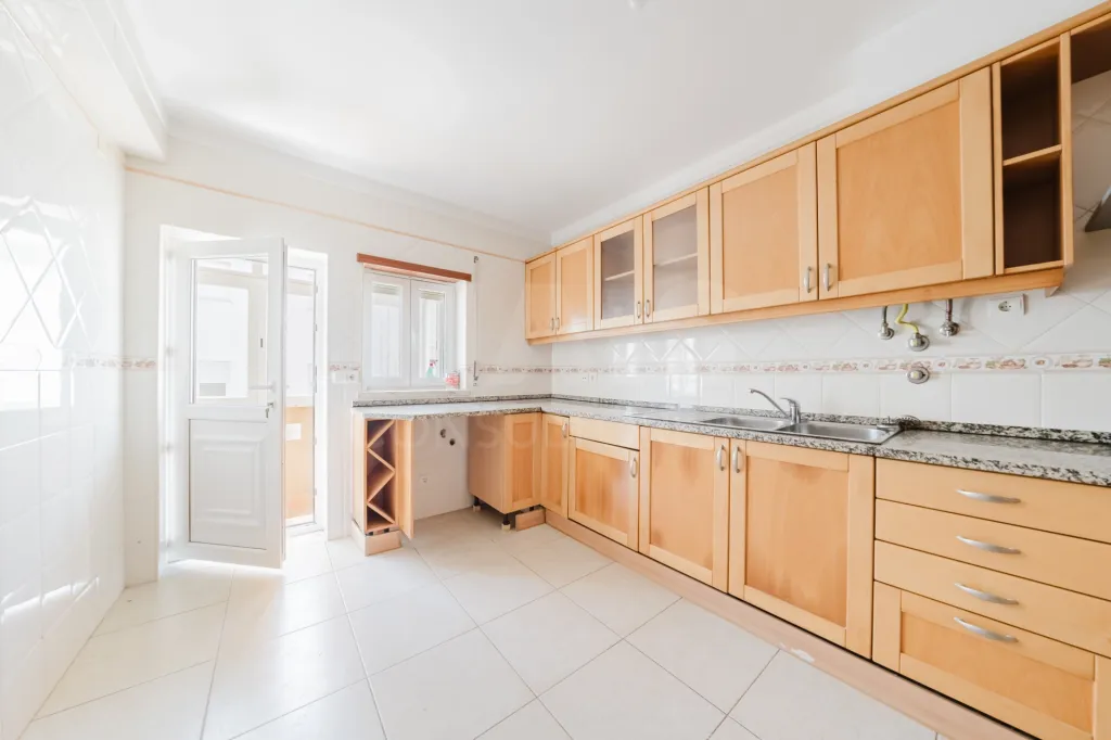 Apartamento T3 com garagem e varanda.