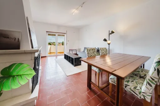 Apartamento T2 com Sótão e Varanda junto à Praia do Baleal
