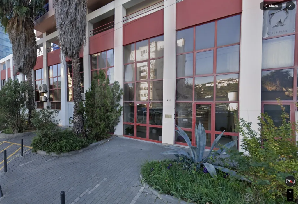 Loja Santo António dos Cavaleiros com 349,90m2 útil e 4 lugares de estacionamento