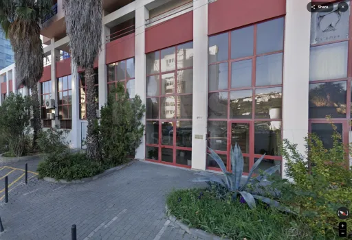 Loja Santo António dos Cavaleiros com 349,90m2 útil e 4 lugares de estacionamento