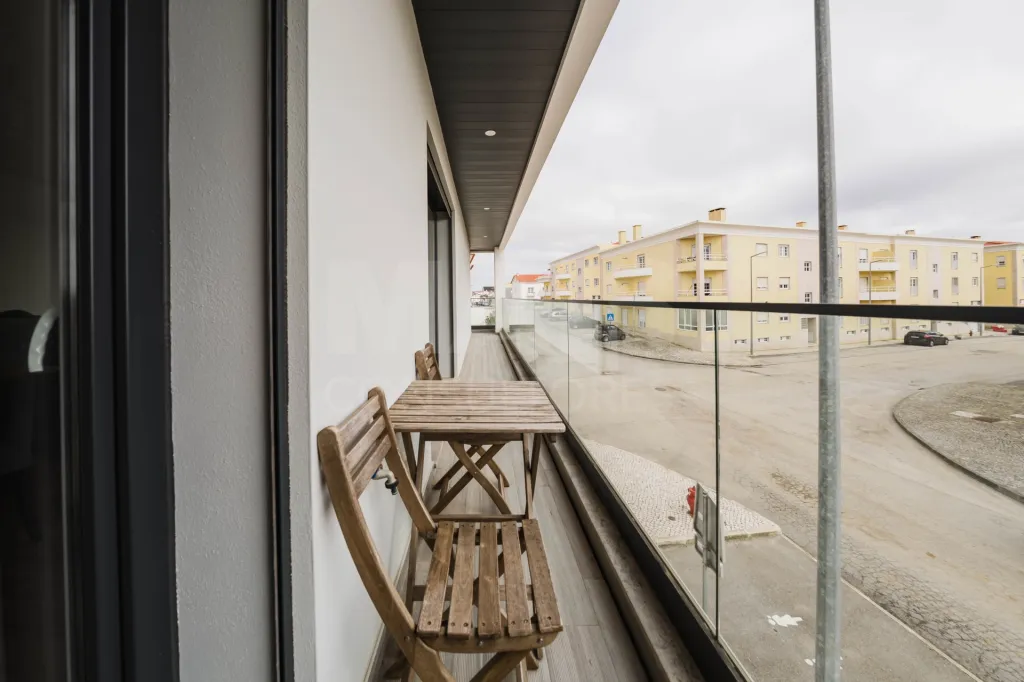 Apartamento T2 |Semi-novo | Varanda | Garagem Box |Atouguia da Baleia, Peniche