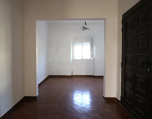 2-Bedroom Ground-Floor Apartment with Patio in Porto Alto