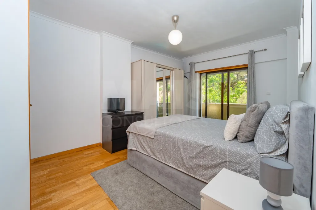 T2 com excelentes áreas, duas casas de banho e varandas em todas as divisões | Casal da Mira – Amadora
