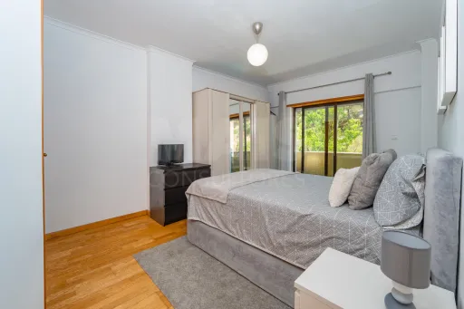T2 com excelentes áreas, duas casas de banho e varandas em todas as divisões | Casal da Mira – Amadora