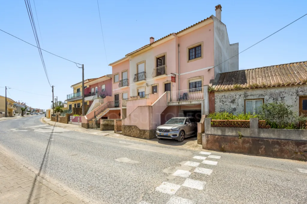 Moradia T3 com quintal e garagem a 5 min. da praia