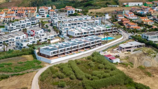 Moradia T4 com Vista Mar, Jacuzzi Panorâmico e Energia Solar | Lourinhã