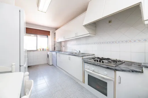 Apartamento T2 com Varanda e Arrecadação em Agualva Cacem - Sintra