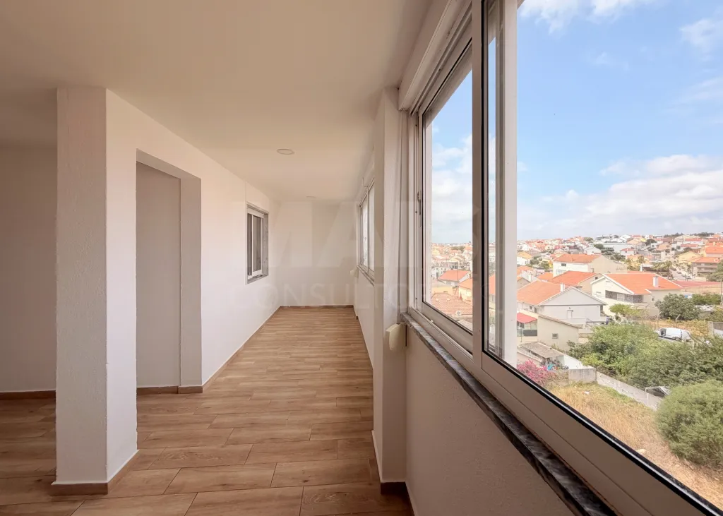 Prédio de Habitação e Comércio em Santa Iria de Azoia