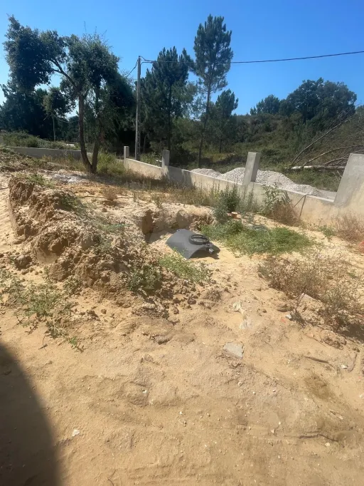 Moradia térrea contemporânea em fase final, com piscina infinita e jacuzzi em lote de 1.500 m²