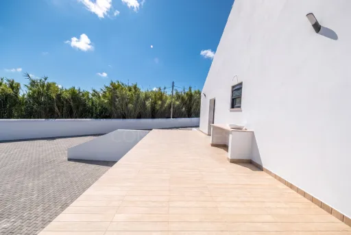 Moradia T2+1 totalmente remodelada com garagem e sótão em Alfeizerão