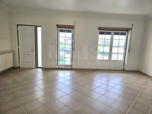 Moradia T4 com Terraço, Jardim e Garagem Fechada – Vale Maceira, Alfeizerão