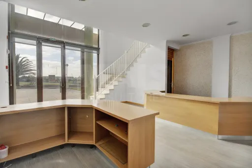 Loja com 2 Pisos no Centro de Peniche — Uma Oportunidade Imperdível!