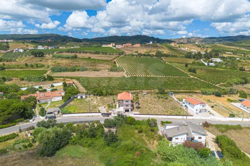 Moradia T6 Remodelada com Vista para a Serra de Montejunto