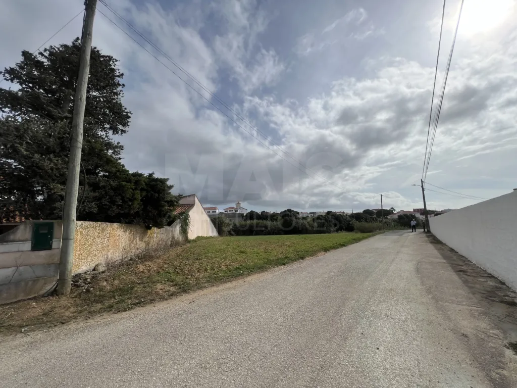 Terrenos Disponíveis em PDM Urbano Próximos das Praias do Oeste, com Fácil Acesso a Lisboa!