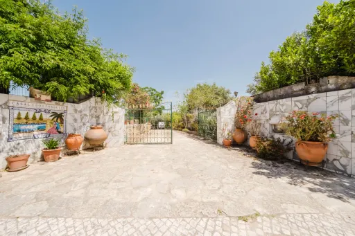 Moradia T2 com Jardim e Terreno Urbano | Alcanede, Santarém