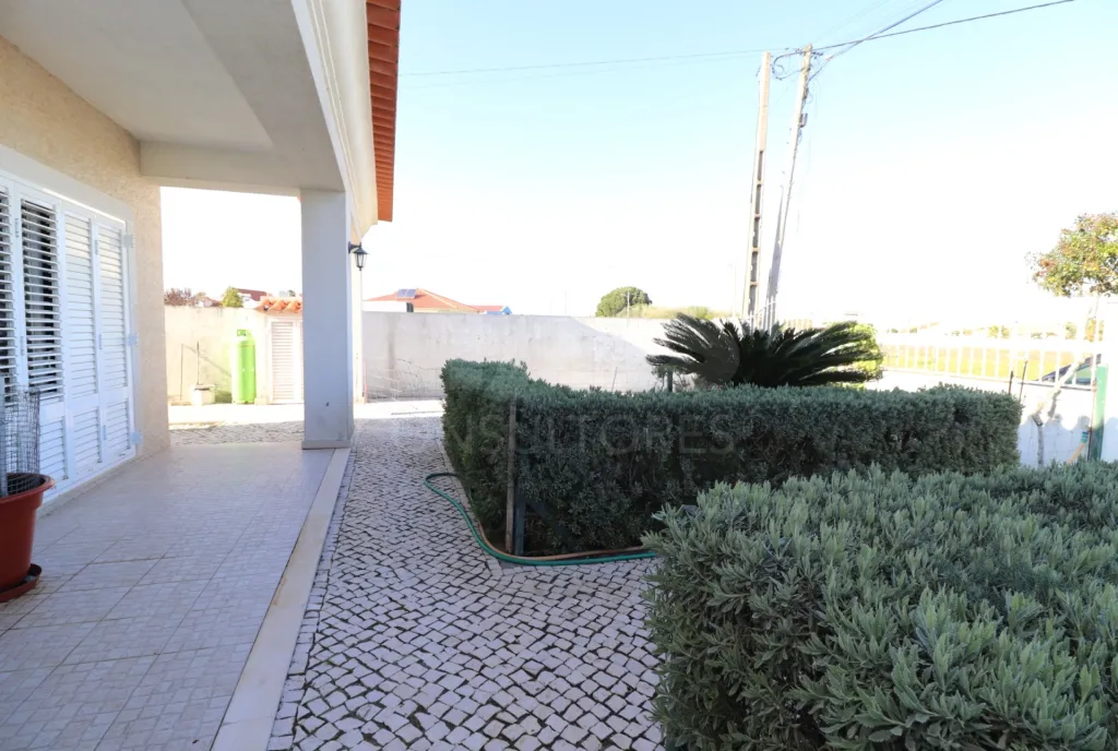 Moradia Térrea T4 Isolada, com Terreno e Garagem Samora Correia