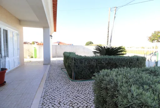 Moradia Térrea T4 Isolada, com Terreno e Garagem Samora Correia