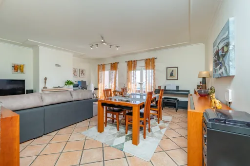 Apartamento T3 com box e vista rio em Vila Franca de Xira