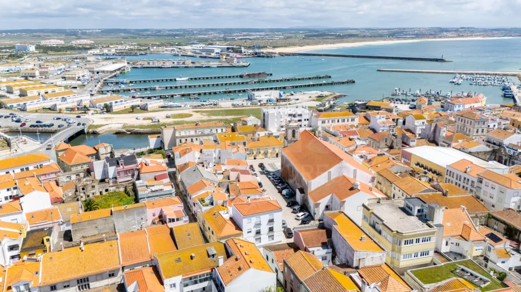 T1 novo com terraço no centro de Peniche