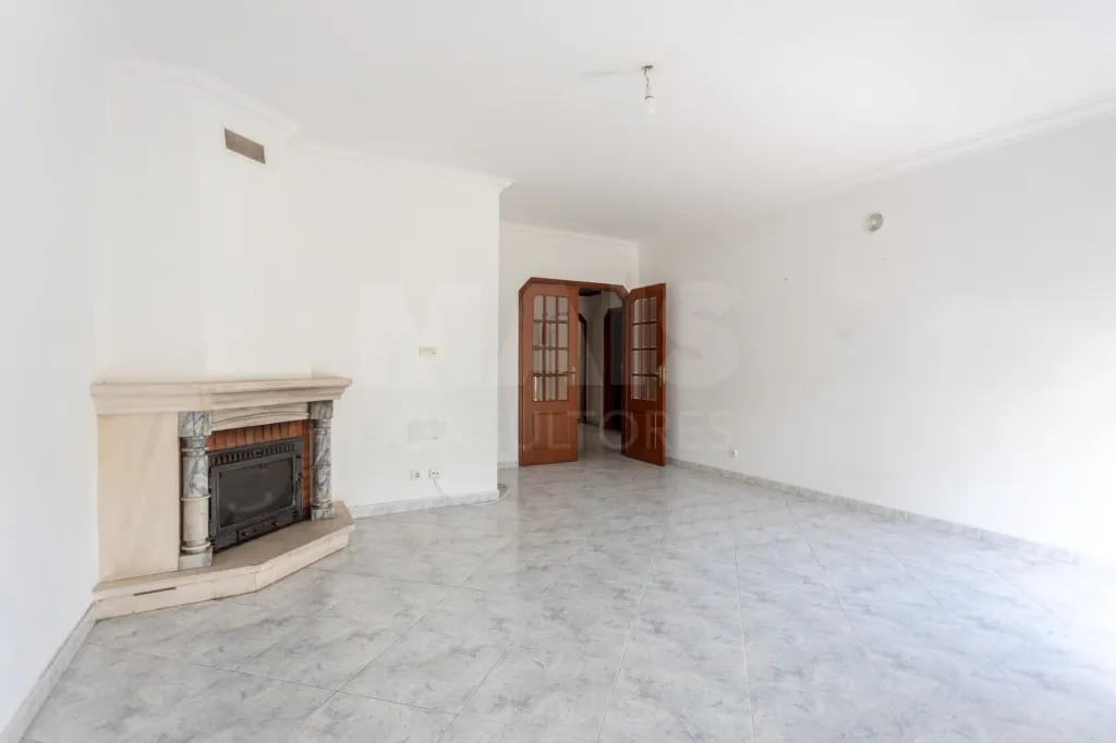 Apartamento T3 com parqueamento, arrecadação e varandas na Urbanização dos Pilares em Samora Correia.