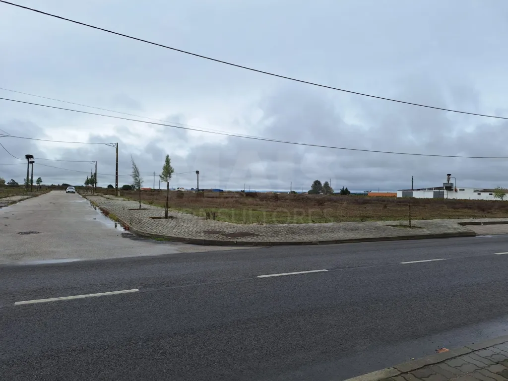 Terreno Urbano com 9606 m2 para construção de 14 moradias até 2 pisos com garagem e anexo.