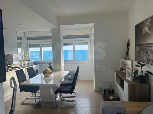 Apartamento T3 totalmente remodelado na Póvoa de Santa Iria com vista rio