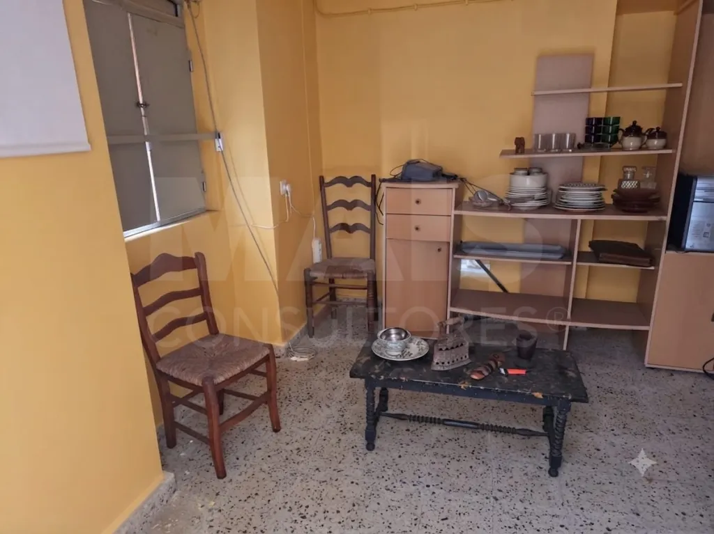 Moradia para recuperar com comercio, indústria, habitação e terreno com árvores de fruto