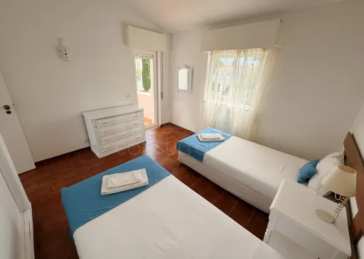T1 na Vila Senhora da Rocha | Praia a 70 m | 4 Piscinas | 9 Hectares de Jardins| Caminhadas em Segurança Porches – Lagoa – Algarve | T1 onde pode deixar o carro estacionado e viver o Algarve a pé.