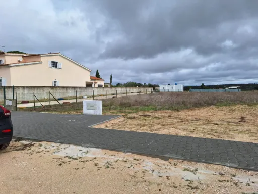 Terreno Urbano com 1327 m2 para construção de moradia.