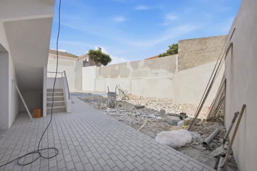 Apartamento T2 novo com quintal e estacionamento