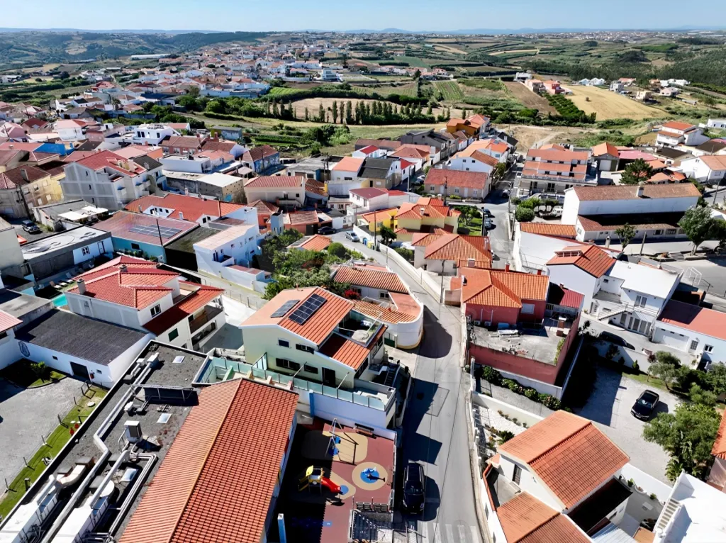 Ap. em Moradia T1+1, c/ Varanda, Vista Mar, Jacuzzi e Parqueamento !
