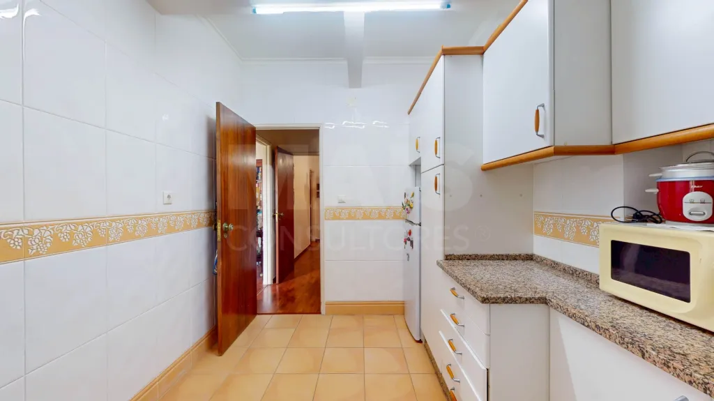 Apartamento T3 em Benfica – Elevador, Luz Natural e Localização Central