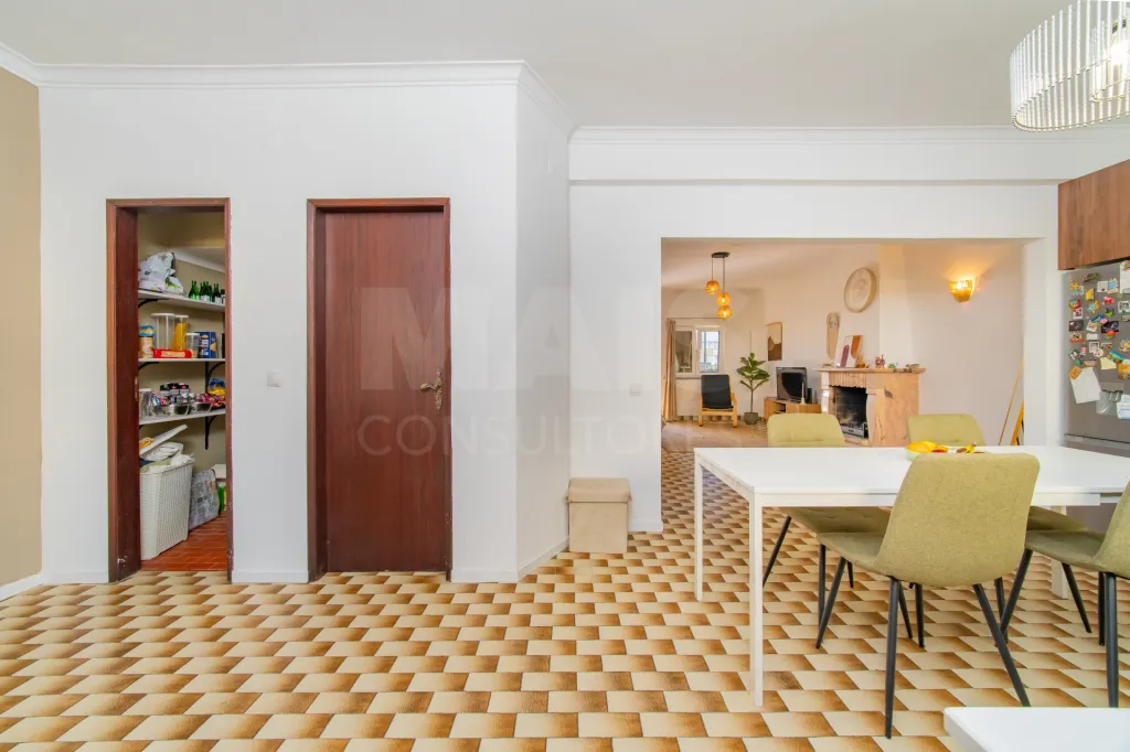 4-Bedroom House in Downtown Samora Correia