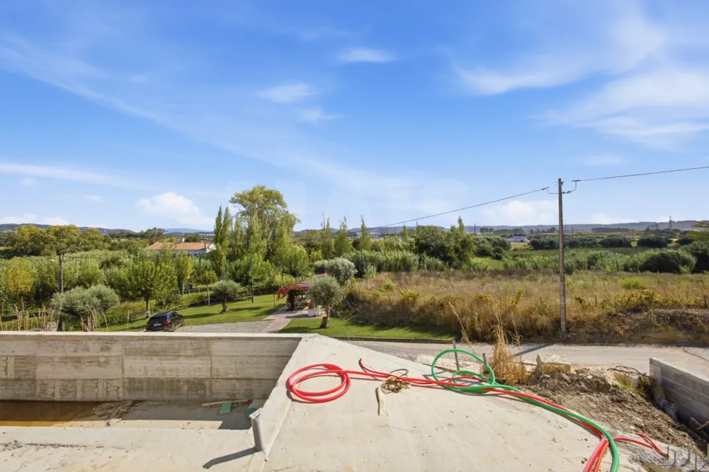 Moradia T4 com piscina em lote de 759m2 em Amoreira Óbidos