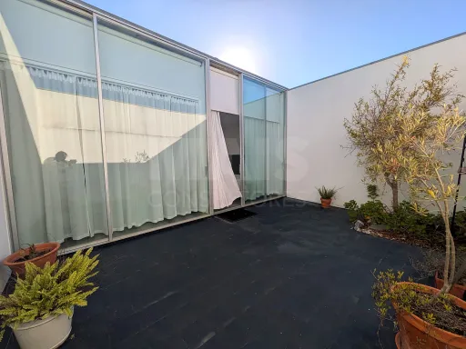 Moradia T2 com 2 suítes, jardim privativo e garagem no Bom Sucesso Resort