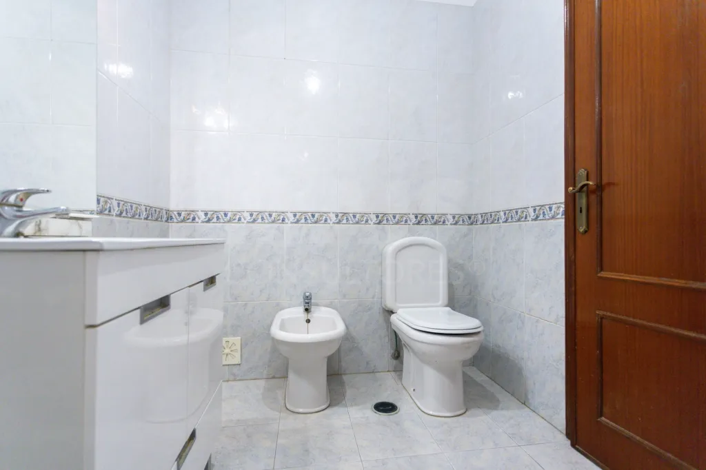 Apartamento T3 com parqueamento, arrecadação e varandas na Urbanização dos Pilares em Samora Correia.