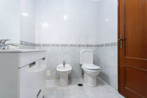 Apartamento T3 com parqueamento, arrecadação e varandas na Urbanização dos Pilares em Samora Correia.