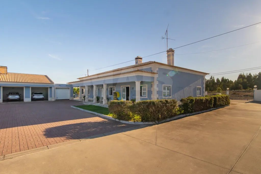 4-Bedroom House with Pool, 3 Garages, and 3,179 m² of Land in Almeirim