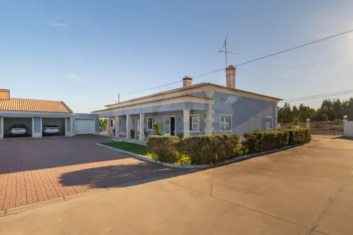Moradia T4 com Piscina, 3 Garagens e Terreno de 3.179 m² em Almeirim