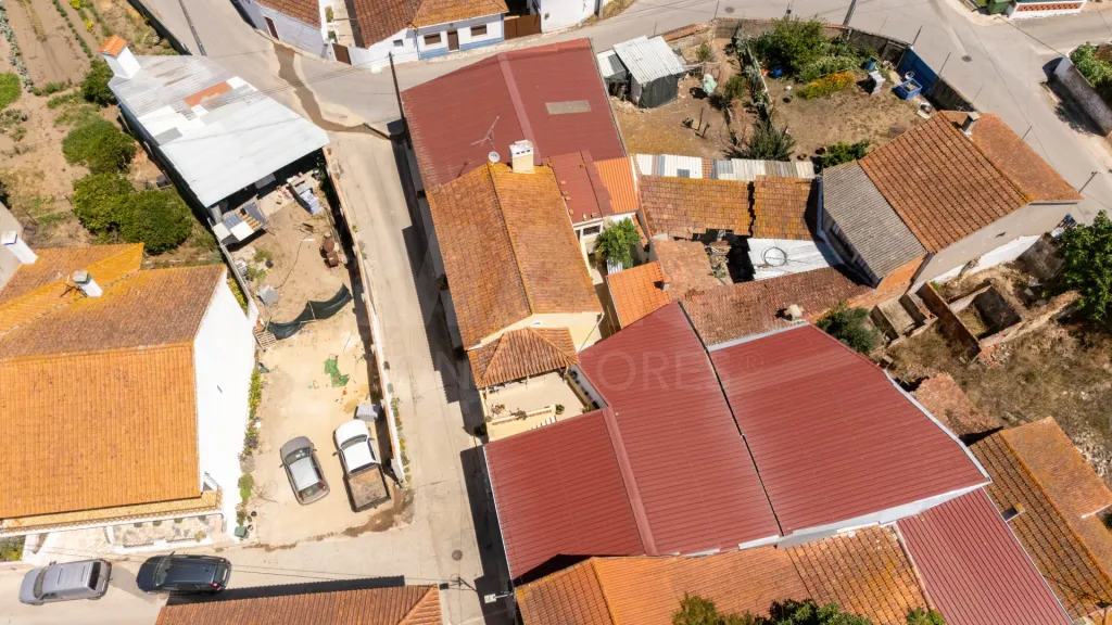 Moradia T2 + 1 com armazém de 138m²
