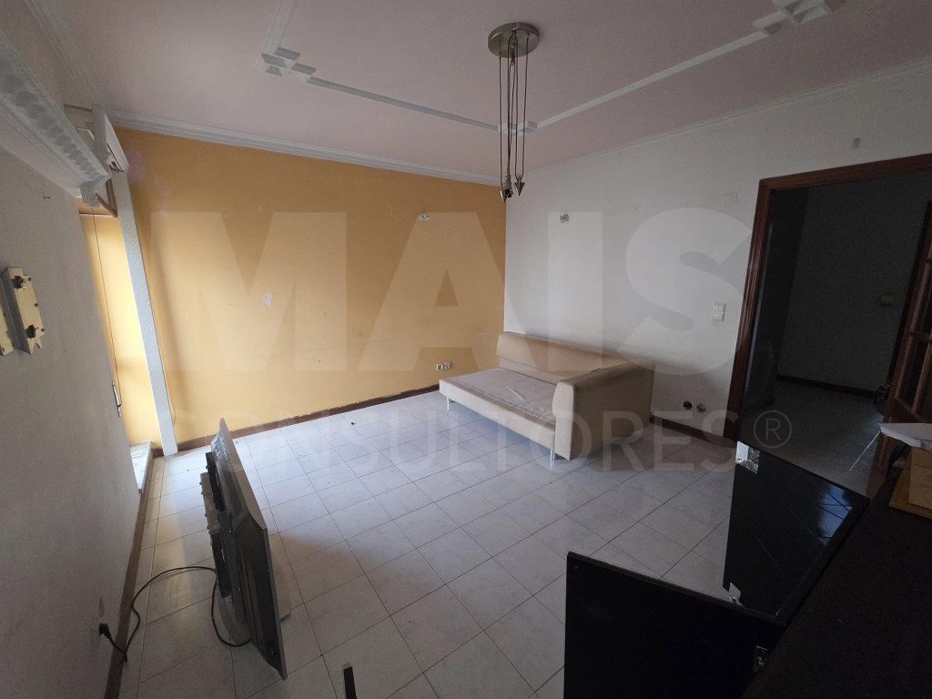 🏠 Apartamento T3 Estratégico no Carregado – Conectividade e Comodidade