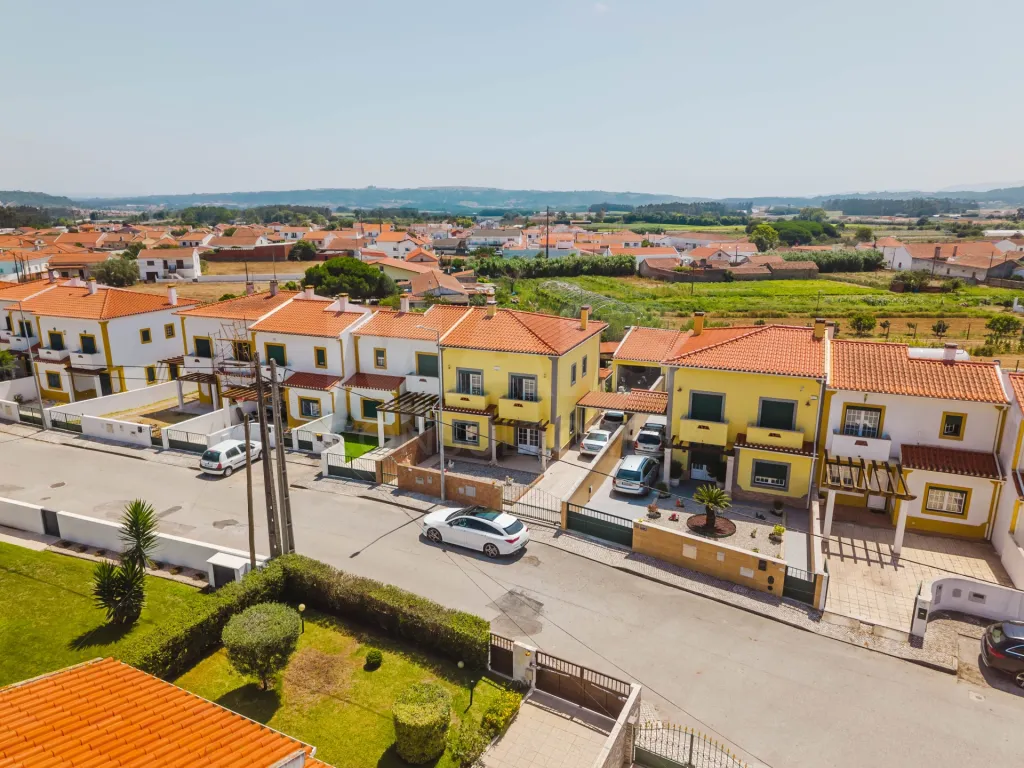 Moradia T4 com Jardim, Garagem e Churrasqueira no Centro de Olho Marinho – Óbidos