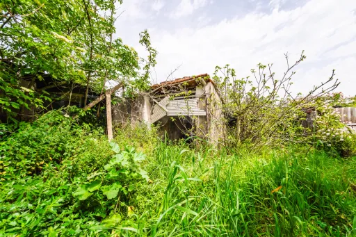 Moradia p/a restaurar c/ 225m2 de área em terreno c/ 6.473m2